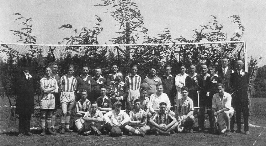 1932 Mannschaft mit geschmückten Zivilisten